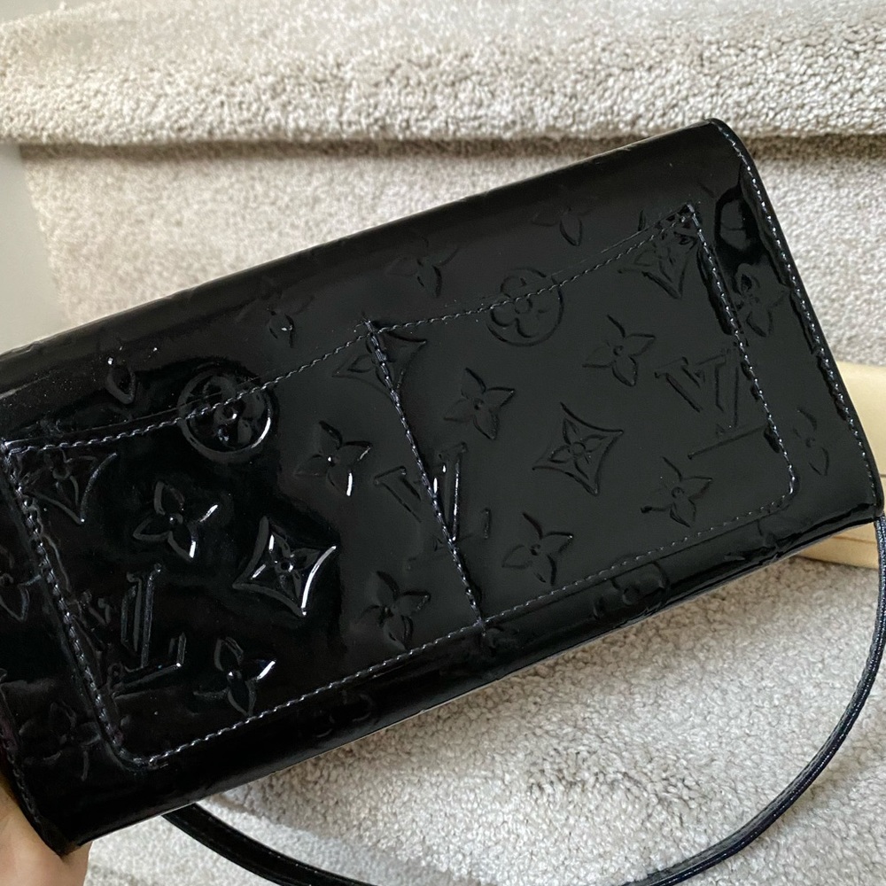 HOLD. Louis Vuitton vernis clutch with strap - Picture 10 of 12
